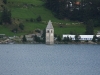 Der bekannte Kirchturm im Stausee bei <a href=\"http://de.wikipedia.org/wiki/Curon_Venosta\" target=\"_blank\">Graun</a>