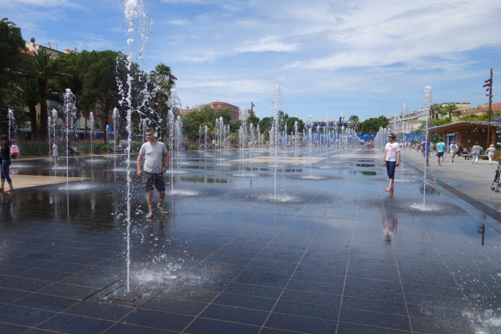 Wasserspiel in Nizza - Im Hintergrund die Fan-Zone