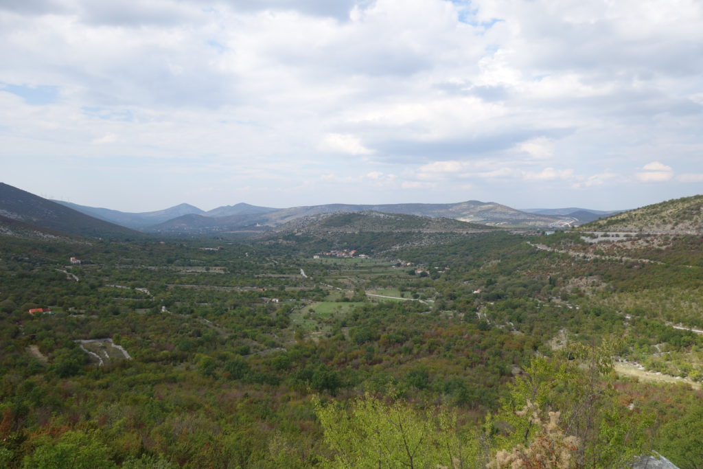 Auf 400 m Höhe: Blick zurück ins Tal kurz bevor es auf der anderen Seite nach Split runter geht.