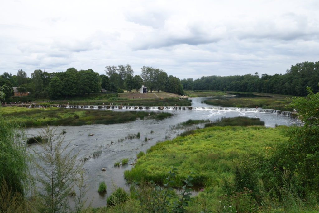 Breiter Wasserfall in Goldingen