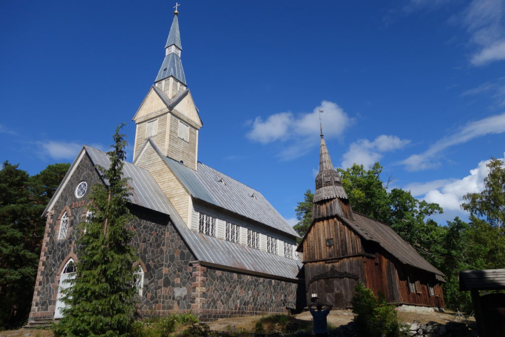 Die alte und neue Dorfkirche des Ortes