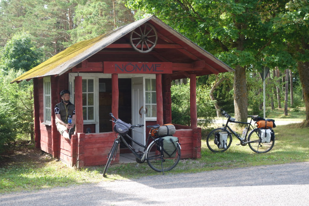 Pause auf Hiiumaa im Bushäuschen