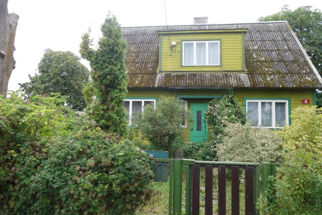 Ein typisches (hier gut erhaltenes) Holzhaus in Estland